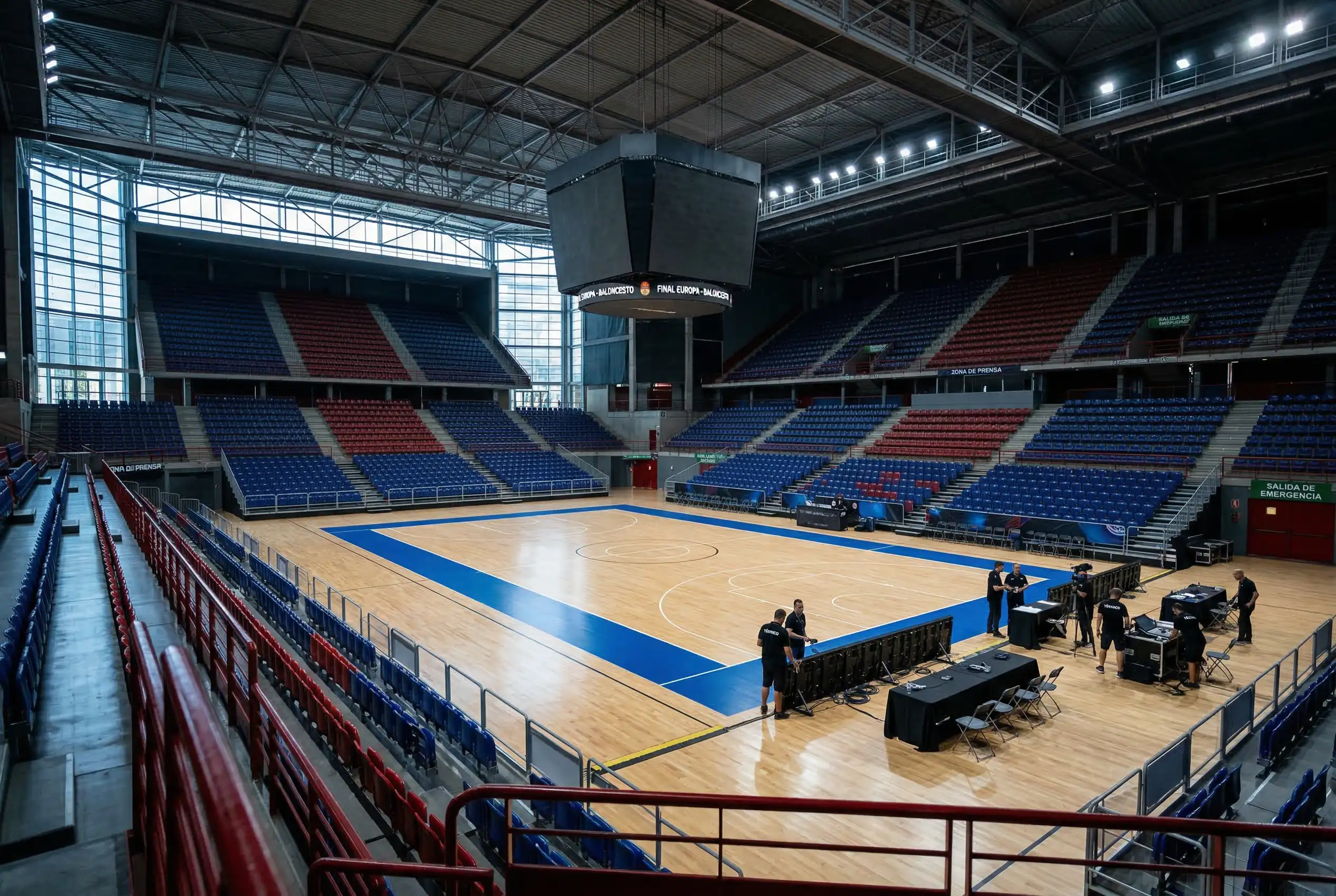 Pabellón de baloncesto con cancha preparada para una semifinal de la Euroliga Final Four